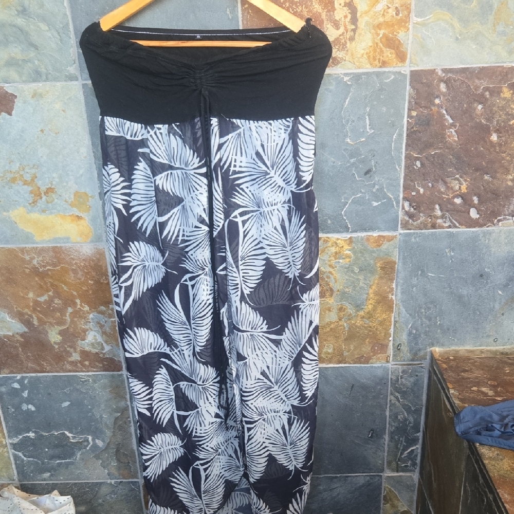 Black and White Leaf Print Maxi Dress